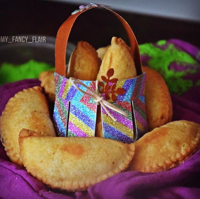 my_fancy_flair's tweet photo. ⚜️Basketful of Gujiyas⚜️
===================
My #paperbasket snugs beautifully a pair of Gujiyas — one baked &amp; the other fried❗️
CAN YOU DIFFERENTIATE ❓
Well, not by appearance but a bite of each will!
✳️fried ones are…

📸 https://t.co/VADuQw51NX via https://t.co/ifGMxbRXWh https://t.co/RkckXmyMPN