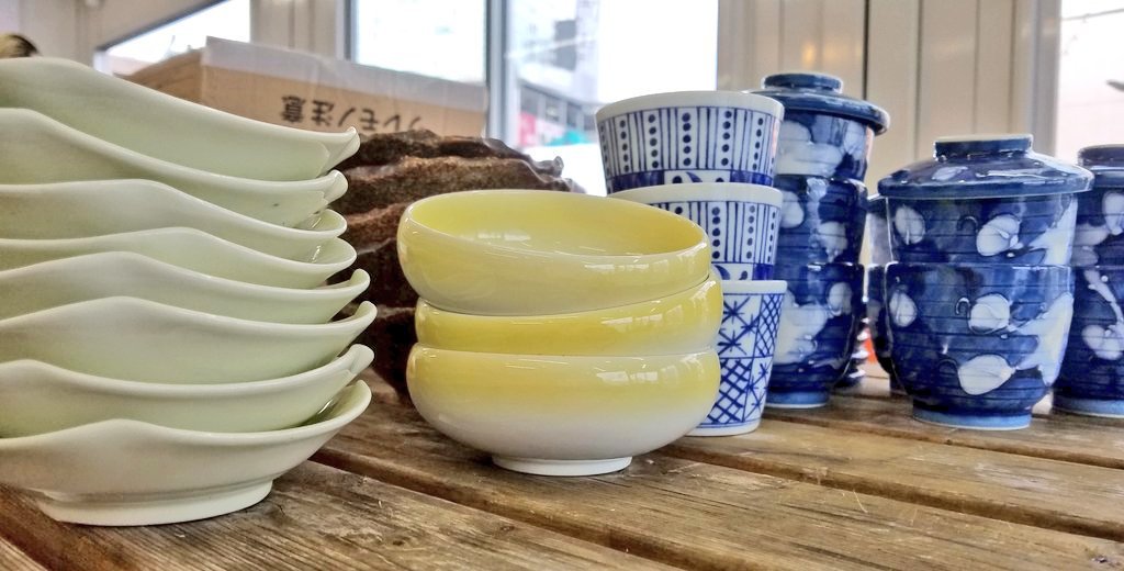 ekituzi's tweet photo. 「まだまだ使えるけどそのままなら捨てられてしまうもの達」

モッタイナイ市！を開催します。
お皿、鍋、レジスター？！
果てはそれらが置いてあるベンチ型テーブルまで。

気になっているものがあったら、是非ご来場ください。 https://t.co/Gl4TwI00mj