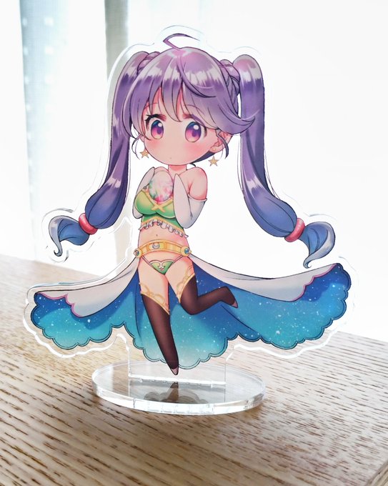 コミグラさんで頼んだアクリルフィギュアが届きました。色も綺麗に出ていて嬉しい…!今日曇りでうまく写真が撮れなくて補正したけど、イラストと変わらない色味でした✨イベントではこの子をスペースに飾りとして置こうと思っています。 
