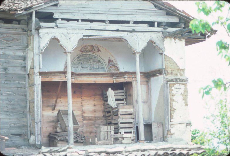 Edremit, Hacı Kabakçılar Konağı. Atatürk’ün 1934 yılında Edremit’e geldiğinde kaldığı konağı Hocam da iki kere belgelemiş, arşivinde rastladım. Bu tip önemli taşra konakları özel statüye alınarak en iyi ekiplerce restore edilmeli.  #HüsrevTaylaArşivi