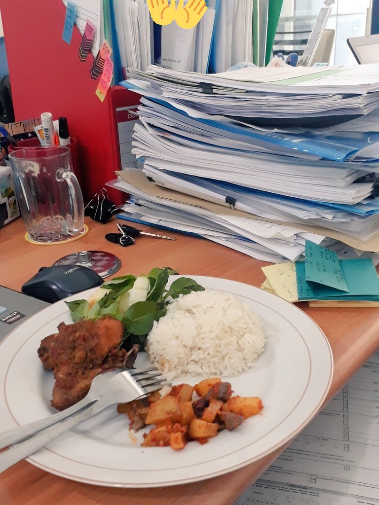 Dwi_wawan3's tweet photo. Ketika makan siang didekatkan dengan tumpukan dokumen, selamat anda adalah pasangan yg serasi di hari ini https://t.co/lbXN26zg1Y