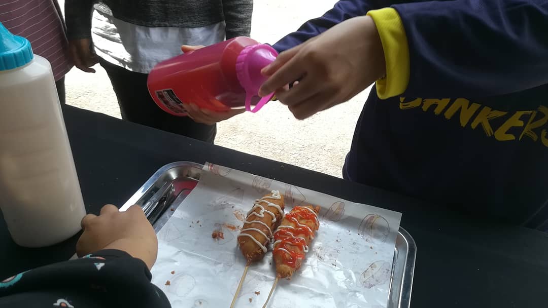 DIBAJohor's tweet photo. ✨Live Update Unifest 2019 ✨

🌯POPIA CARBONARA RM1 (PCS) 
🌭CORNDOG RM 3 (PCS) 
🥙KEBAB RM 3
🍦ICE CREAM CHOKI-CHOKI/CUMI RM 1
🥤LYCHEE ICED TEA RM 2 

📌VENUE : DATARAN PTDI 1
📌DATE: 21/22 MARCH
📌(THURSDAY/FRIDAY)
📌TIME: 10 AM - 10 PM

#unifest #uitmjohor https://t.co/6GWcPJilSH