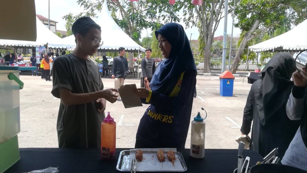 DIBAJohor's tweet photo. ✨Live Update Unifest 2019 ✨

🌯POPIA CARBONARA RM1 (PCS) 
🌭CORNDOG RM 3 (PCS) 
🥙KEBAB RM 3
🍦ICE CREAM CHOKI-CHOKI/CUMI RM 1
🥤LYCHEE ICED TEA RM 2 

📌VENUE : DATARAN PTDI 1
📌DATE: 21/22 MARCH
📌(THURSDAY/FRIDAY)
📌TIME: 10 AM - 10 PM

#unifest #uitmjohor https://t.co/6GWcPJilSH