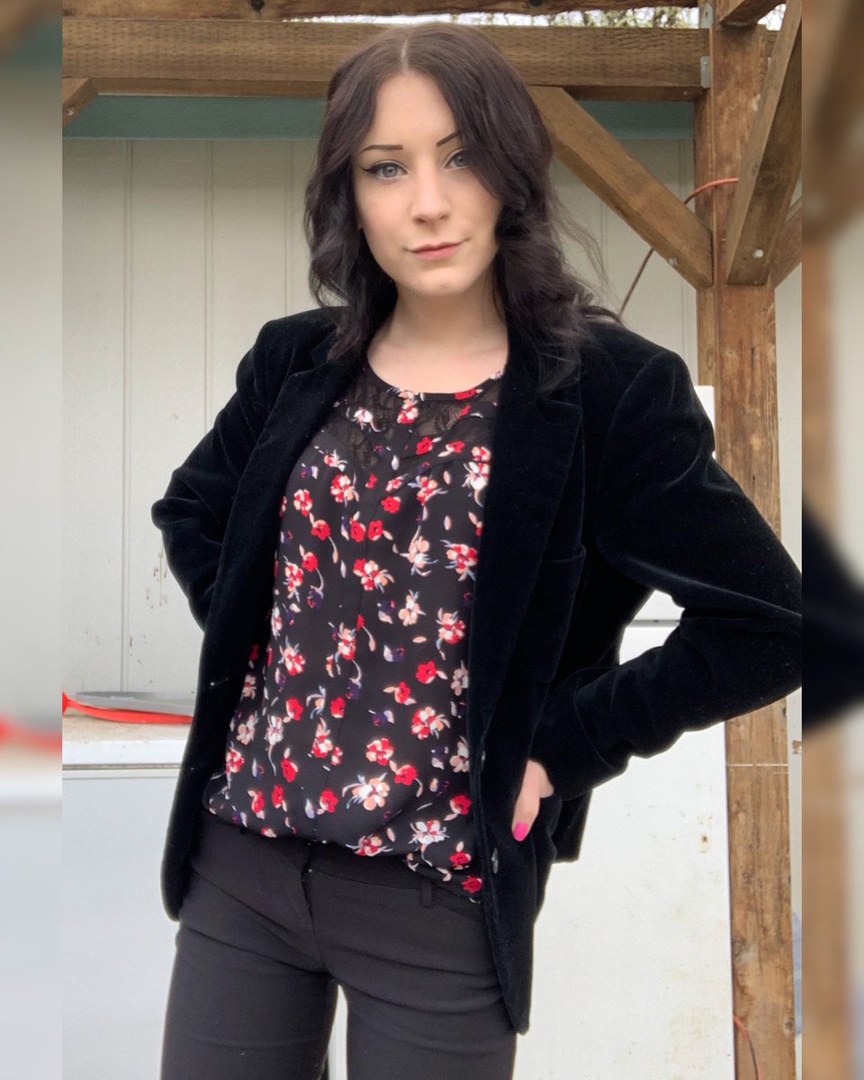 1991Shitposting's tweet photo. OOTD feat. The finger I broke on the way to my meeting... https://t.co/1e1XzPVAlC
