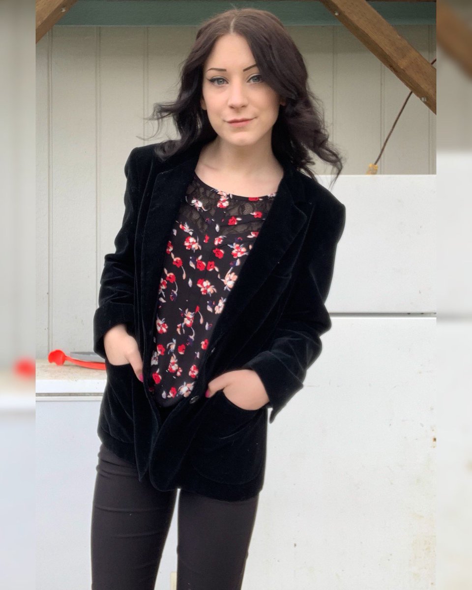1991Shitposting's tweet photo. OOTD feat. The finger I broke on the way to my meeting... https://t.co/1e1XzPVAlC