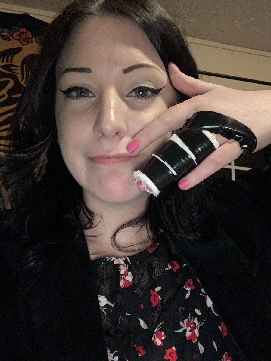 1991Shitposting's tweet photo. OOTD feat. The finger I broke on the way to my meeting... https://t.co/1e1XzPVAlC