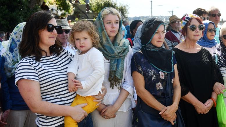 AJArabic's tweet photo. في يوم التضامن مع ضحايا المسلمين.. نساء #نيوزيلندا يرتدين الحجاب
https://t.co/Fw78DeMmYO https://t.co/gHxlnXtoHQ