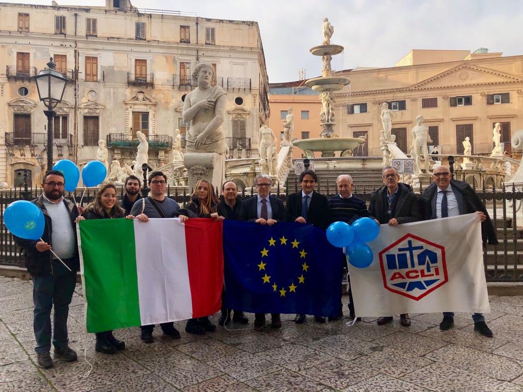 AcliTerra_PA's tweet photo. Un piacere dare il benvenuto alla #primavera e fare gli auguri #BuonCompleannoEuropa
Portare le bandiere dentro il consiglio comunale di #Palermo per parlare di futuro, agricoltura, sociale e scambi. Per noi l’#Europa risulta l’unica risposta! #Acli
#AcliPalermo @Acli_nazionali https://t.co/bm1WJ5sdj5