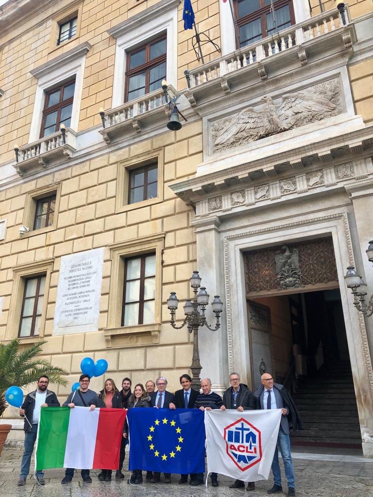 AcliTerra_PA's tweet photo. Un piacere dare il benvenuto alla #primavera e fare gli auguri #BuonCompleannoEuropa
Portare le bandiere dentro il consiglio comunale di #Palermo per parlare di futuro, agricoltura, sociale e scambi. Per noi l’#Europa risulta l’unica risposta! #Acli
#AcliPalermo @Acli_nazionali https://t.co/bm1WJ5sdj5