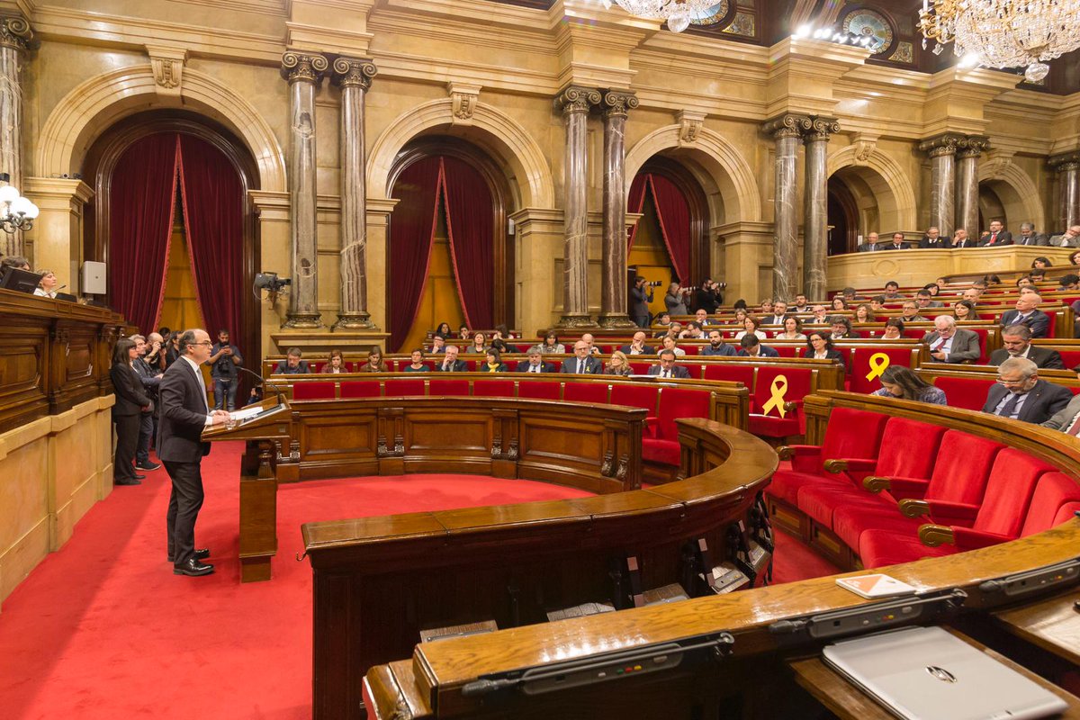 jorditurull's tweet photo. Avui fa just un any vaig tenir l'honor d'afrontar un debat d'investidura. Enmig del Ple, el jutge em va empresonar perquè "no garantiza un acertado retorno del autogobierno en Catalunya". Un any després, el compromís i les conviccions segueixen intactes #FreeTothom https://t.co/FwnsaO2J7S