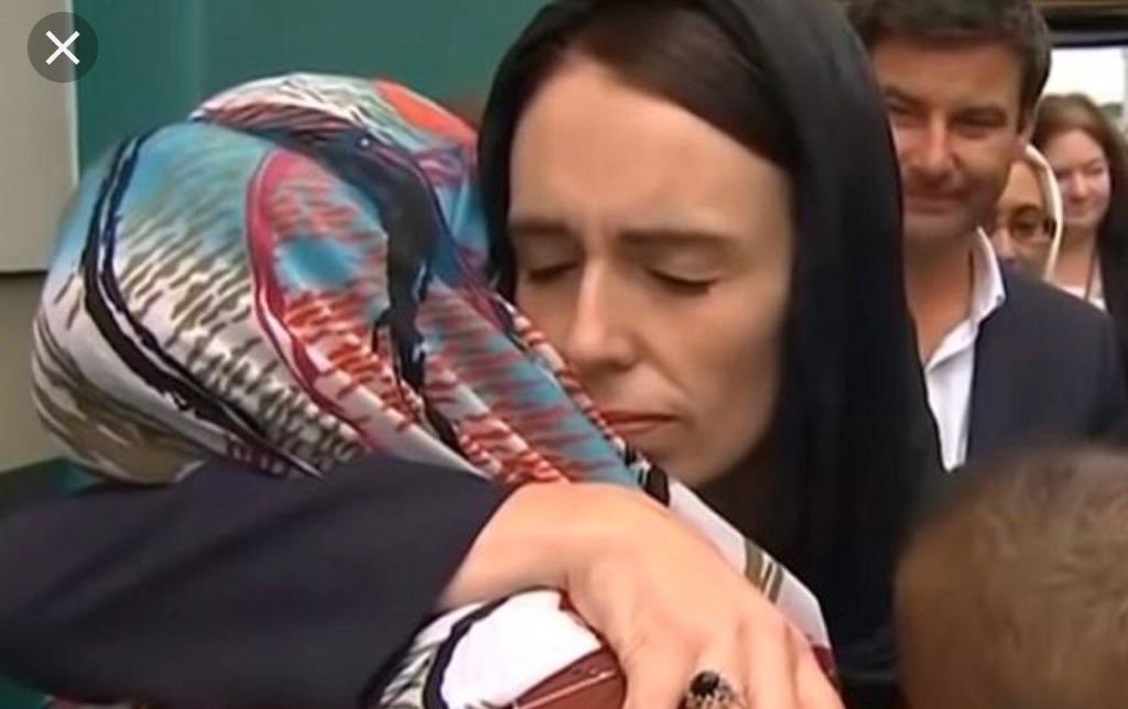 - Diffusé l’adhan dans toute la nouvelle Zélande 
- Participé à plusieurs prières collectives en hommage aux victimes 
- L’un des plus grands journaux a titré sa Une en arabe سلام en solidarité
- La 1ere ministre n’a pas hésité à porter le hijab pour présenter ses condoléances