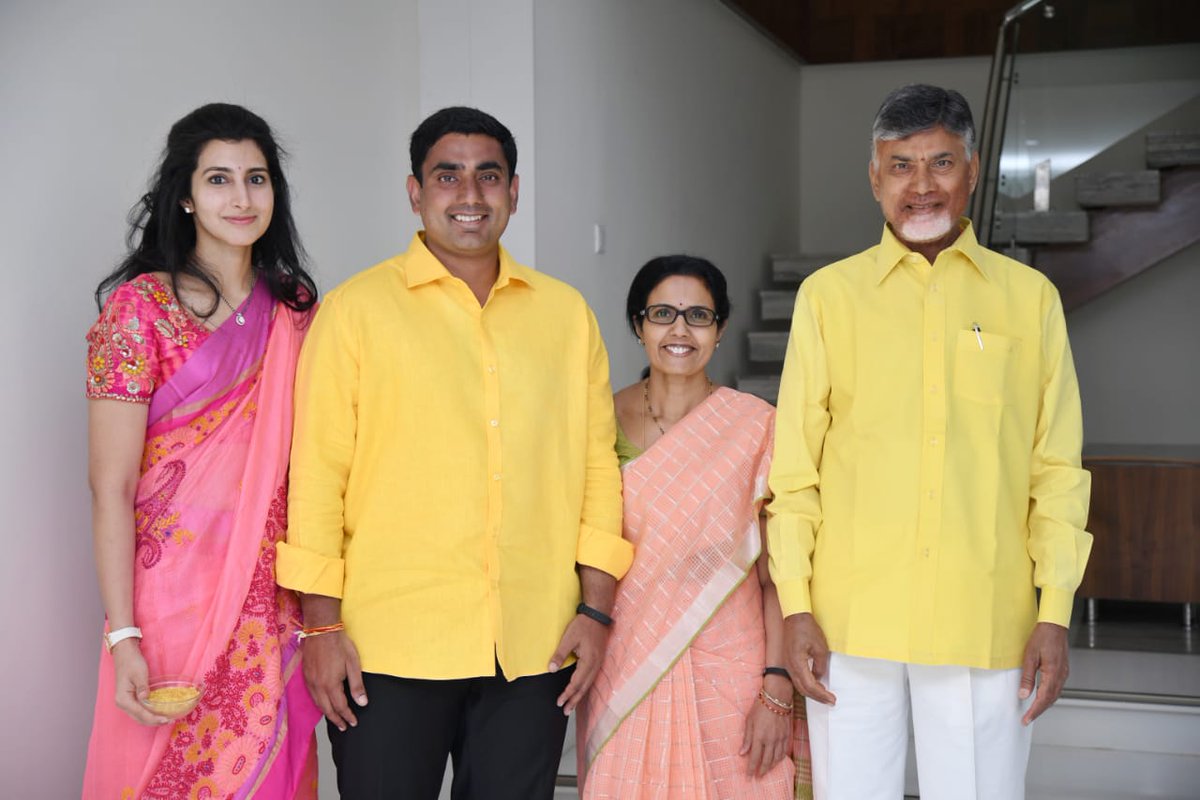 naralokesh's tweet image. తల్లిదండ్రుల ఆశీర్వాదం ఉంటే ప్రతి పనీ విజయవంతమవుతుందని నమ్ముతాను నేను. అందుకే మంగళగిరి శాసనసభ నియోజకవర్గ తెదేపా అభ్యర్థిగా నామినేషన్ వేసేందుకు బయలుదేరుతూ వారి దీవెనలు అందుకున్నాను. నన్ను నడిపించే శక్తి  ప్రజలైతే, ప్రోత్సహించే బలం నా కుటుంబం.
#LokeshForMangalagiri 
#VoteForCycle