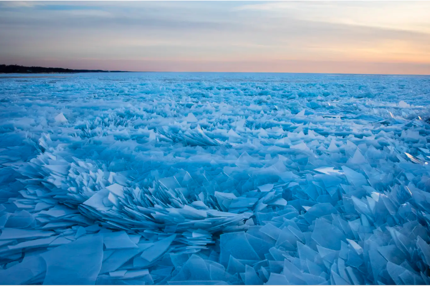 Lauratobin1's tweet photo. WOW-Stunning #IceShards on Lake Michigan.
-It looks like something from a Game of Thrones set!
-56% of the lake was frozen only 2 weeks ago.
-Rapid thaw &amp; the movement of water under the ice has pushed ice shards into mesmerising patters of jagged ice stacks.
@gmb https://t.co/iJd1MnymZK