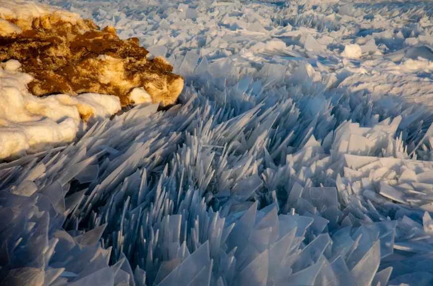 Lauratobin1's tweet photo. WOW-Stunning #IceShards on Lake Michigan.
-It looks like something from a Game of Thrones set!
-56% of the lake was frozen only 2 weeks ago.
-Rapid thaw &amp; the movement of water under the ice has pushed ice shards into mesmerising patters of jagged ice stacks.
@gmb https://t.co/iJd1MnymZK