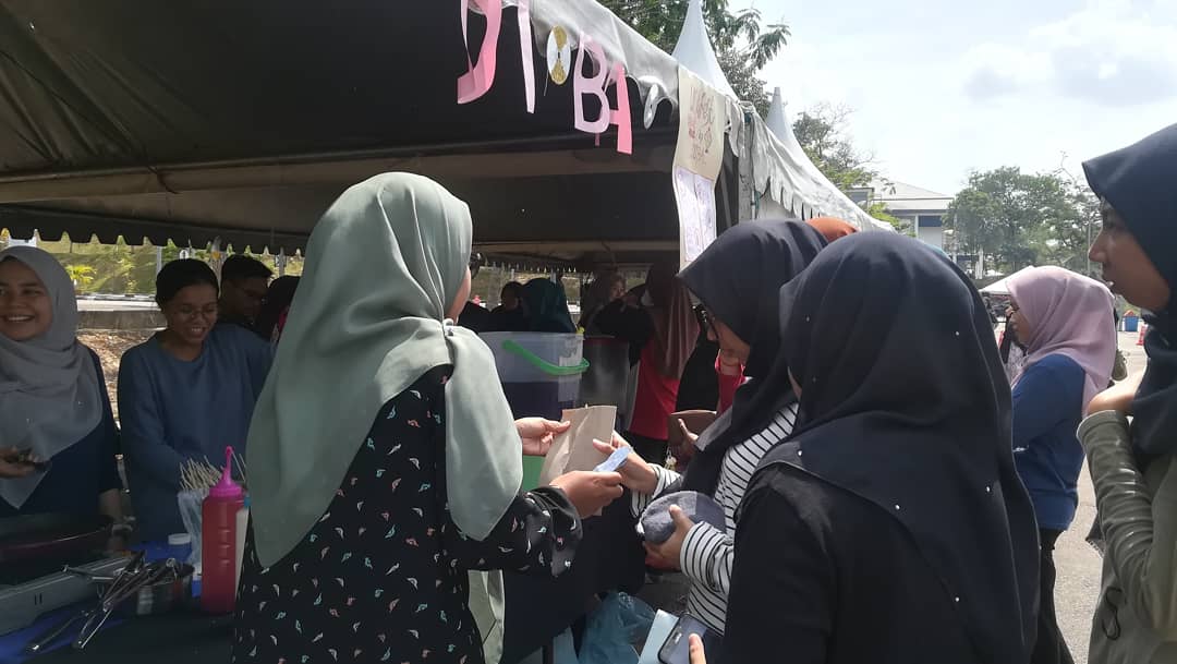 DIBAJohor's tweet photo. ✨Live Update Unifest 2019 ✨

🌯POPIA CARBONARA RM1 (PCS) 
🌭CORNDOG RM 3 (PCS) 
🥙KEBAB RM 3
🍦ICE CREAM CHOKI-CHOKI/CUMI RM 1
🥤LYCHEE ICED TEA RM 2 

📌VENUE : DATARAN PTDI 1
📌DATE: 21/22 MARCH
📌(THURSDAY/FRIDAY)
📌TIME: 10 AM - 10 PM

#unifest #uitmjohor https://t.co/RiGoN3bNLl