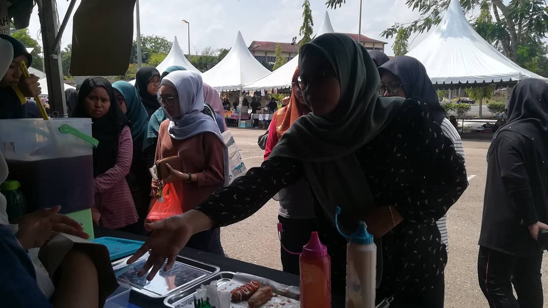 DIBAJohor's tweet photo. ✨Live Update Unifest 2019 ✨

🌯POPIA CARBONARA RM1 (PCS) 
🌭CORNDOG RM 3 (PCS) 
🥙KEBAB RM 3
🍦ICE CREAM CHOKI-CHOKI/CUMI RM 1
🥤LYCHEE ICED TEA RM 2 

📌VENUE : DATARAN PTDI 1
📌DATE: 21/22 MARCH
📌(THURSDAY/FRIDAY)
📌TIME: 10 AM - 10 PM

#unifest #uitmjohor https://t.co/RiGoN3bNLl
