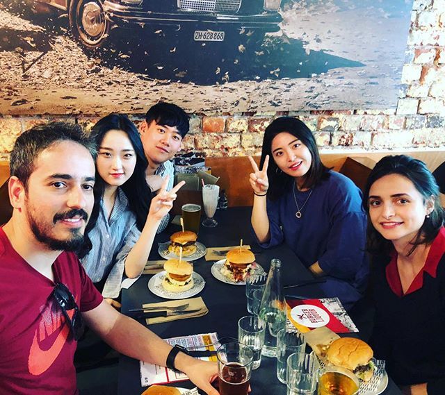 alexandrenormal's tweet photo. Umas das partes mais legais de fazer intercâmbio é conhecer gente do mundo inteiro. E os coreanos são pura simpatia e carisma 🇰🇷 🇧🇷 #newzealand #southkorean #tripify https://t.co/VHN8Lqtgk7 https://t.co/nhPL5Htvdz