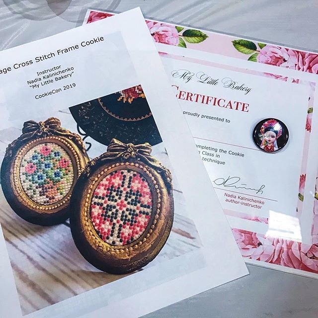 _Nadia_K's tweet photo. Second day CookieCon add-on workshops.. So much fun! ๐
.
#crossstitchcookies #mylittlebakeryclass #cookiecon2019 #cookielove https://t.co/L97hdBS8n4 https://t.co/EDyZmHPIou