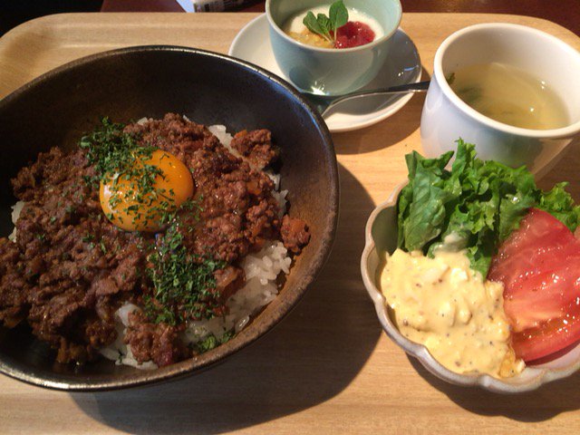 Foodist Media 公式 恵比寿 Curry Cafe 風 さんでドライカレーランチ 濃厚なカレーがおいしく 落ち着いた雰囲気でゆっくりできました サラダやデザートがついているのもうれしいところ