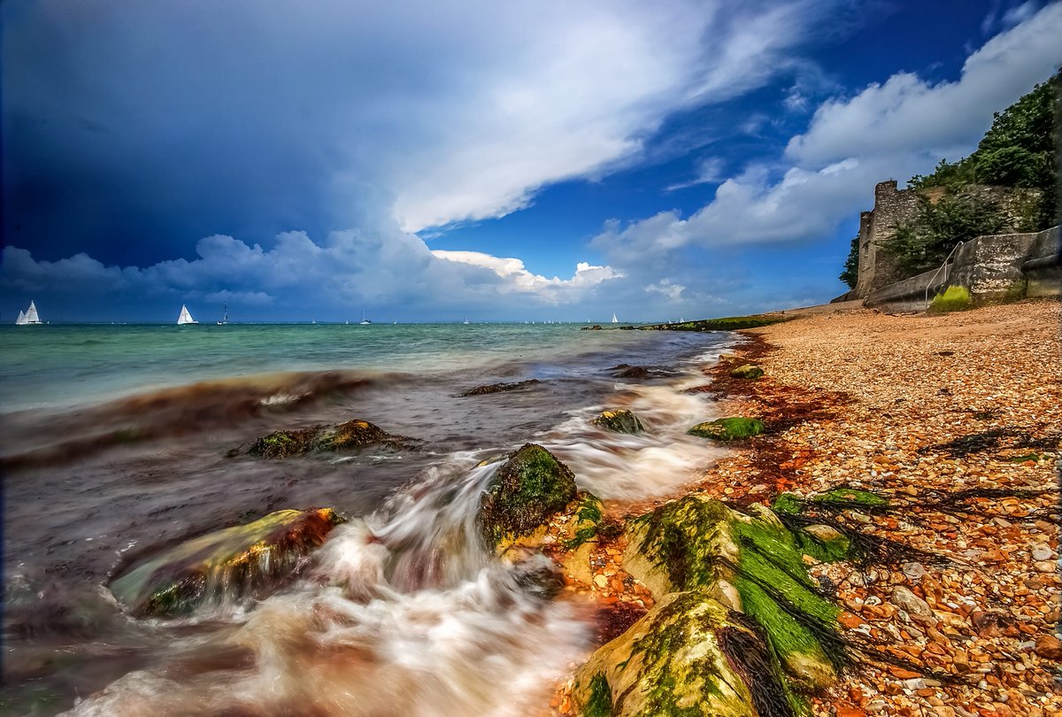 destincowes's tweet photo. If you're looking for views of the Solent, then East Cowes beach is a great place to start! #Cowes #EastCowes #DestinationCowes @RedFunnelFerry https://t.co/vsd3rH3m3p https://t.co/oDO5uT6JxY