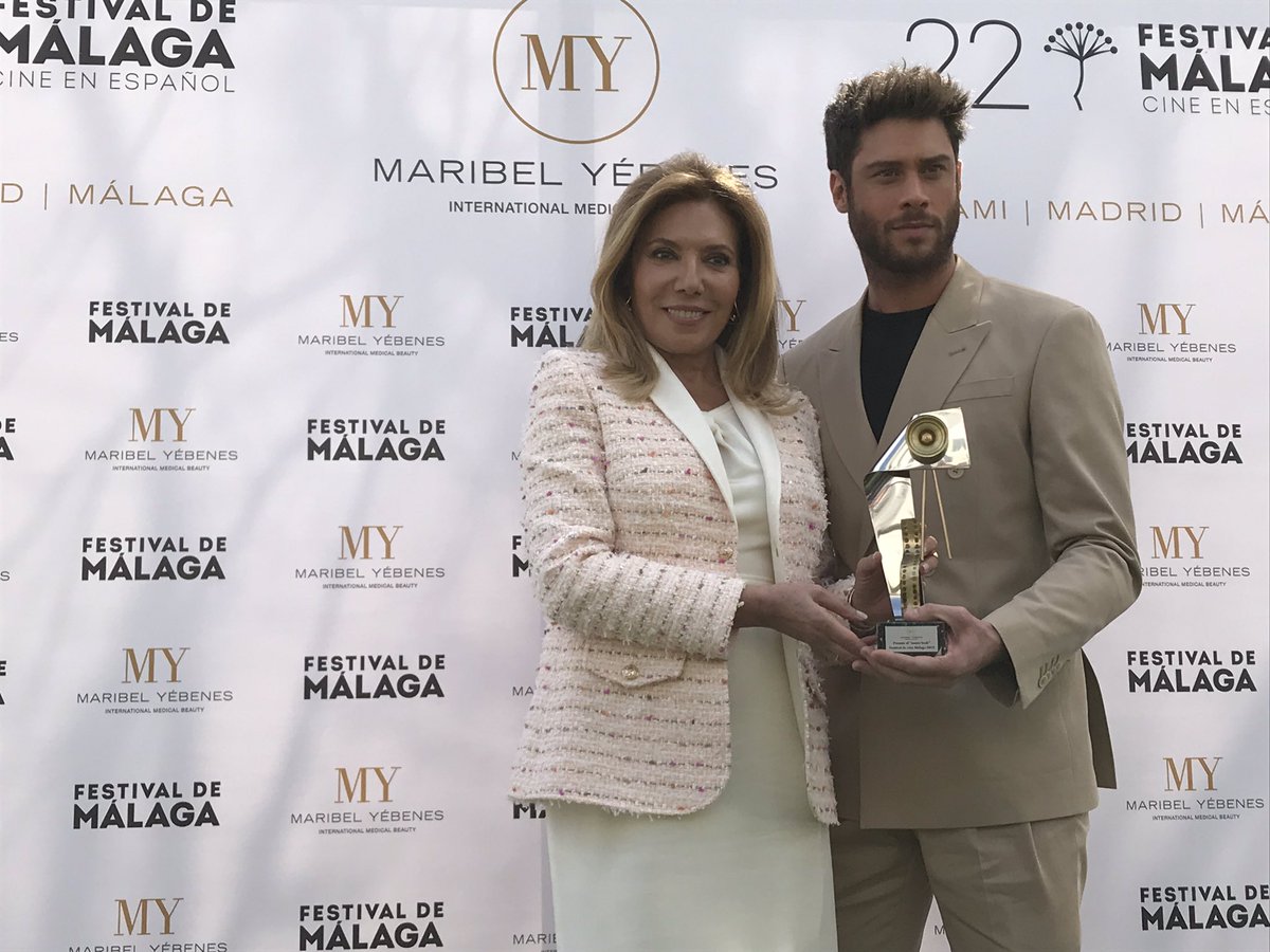 Maribel Yébenes entrega los Premios Mejor Look Festival de Málaga a Amaia Salamanca y Jose Lamuño #22FestivalMálaga