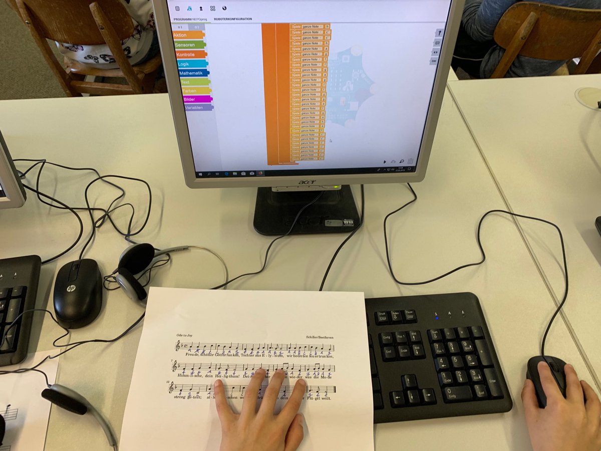 belden_trixi's tweet photo. Ganz schön lange Codes standen heute auf der Tagesordnung bei den #magickids. #hymnen #infgsnds #codieren #calliope https://t.co/DOEAZyILD4