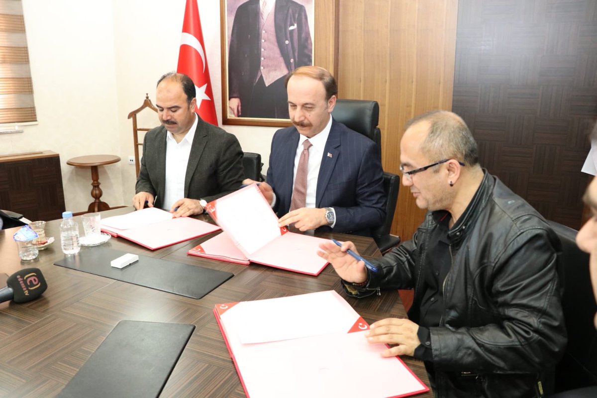 nihatcftc's tweet photo. 2019'da 14.kez düzenlenecek olan ve klasik arabaların yer alacağı Göbeklitepe Teması ile gerçekleştirilecek Doğu Batı Rallisi için protokol imzaladık. https://t.co/gQQ263qHzG