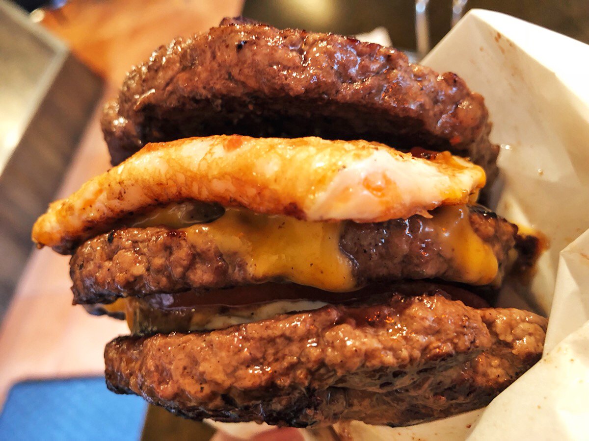 【シェイクツリー】
@東京：錦糸町駅から徒歩12分

肉で具を挟んで食べるハンバーガー「ワイルドアウト」を堪能できる店。

豪快にパティで具を挟んでおり香ばしさがたまらない❗お皿にしたたり落ちるほど大量に肉汁が溢れだす姿に興奮間違いなし🎶

何も考えずに無心で肉にかぶりつくことが出来ます✨