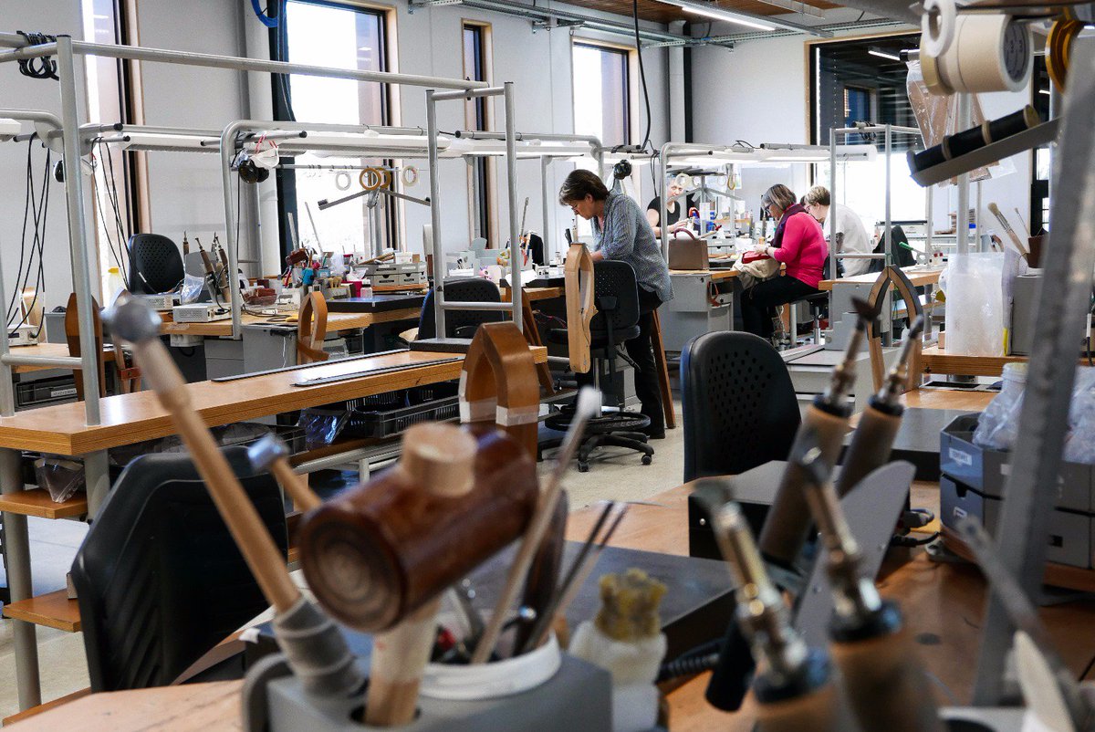 BrunoLeMaire's tweet photo. L'#industrie française doit reposer sur son savoir-faire et investir toujours plus dans les nouvelles technologies. La manufacture d'Hermès d'Allenjoie est le meilleur symbole de l'alliance entre tradition et innovation. N'opposons pas l'un et l'autre. https://t.co/vQv7psnrcO