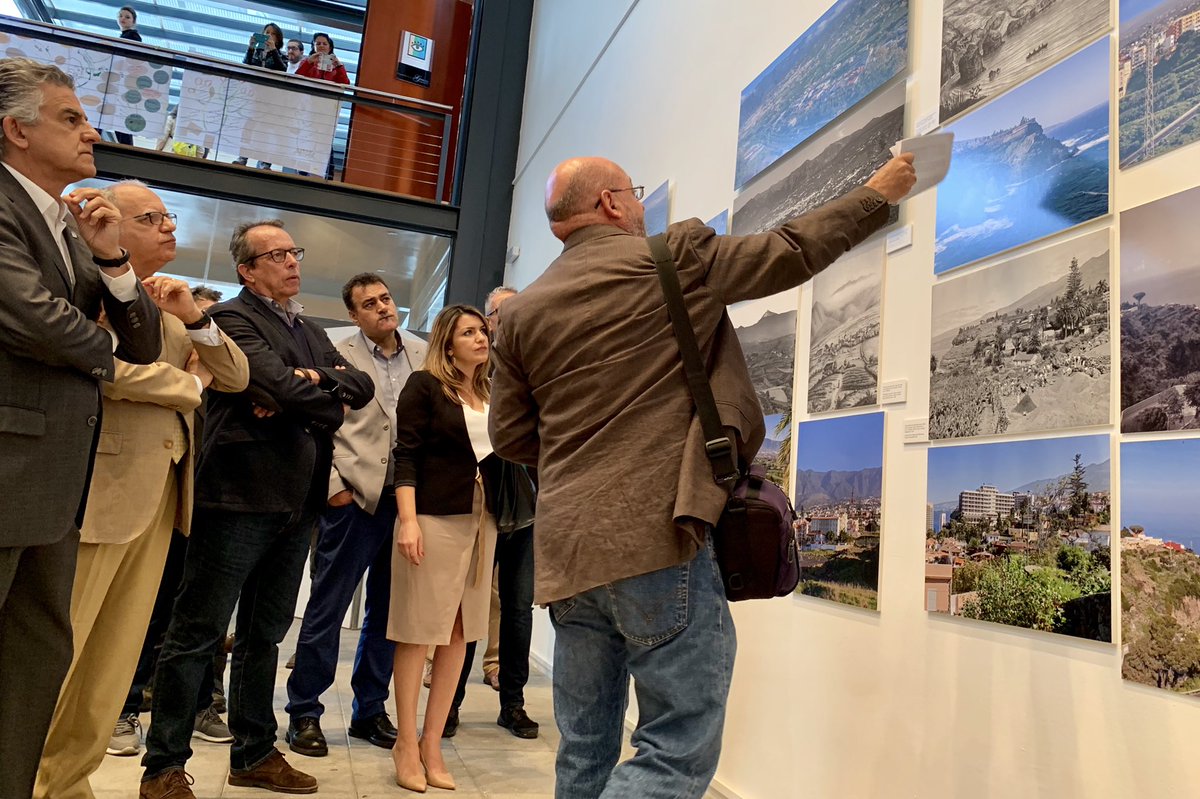 CabildoLaGomera's tweet photo. 📸 #CongresoBancales | Inicio de la jornada de clausura. El presidente, @CasimiroCurbel, participa en la visita a la exposición ‘Re-encantar bancales’ . https://t.co/ZRTfdEAGX1