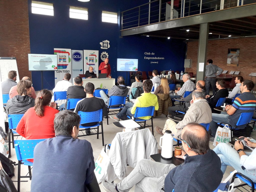 AreaEmprender's tweet photo. #Ahora Raúl Taricco presentando su proyecto de recuperación de aceites minerales en la segunda jornada de la Diplomatura en Producción más Limpia con @SeguroEdgardo #santafe #sustentable #Emprender #JuntosPodemos https://t.co/0nVJxMt107