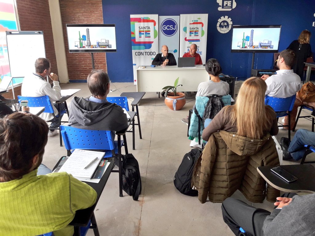 AreaEmprender's tweet photo. #Ahora Raúl Taricco presentando su proyecto de recuperación de aceites minerales en la segunda jornada de la Diplomatura en Producción más Limpia con @SeguroEdgardo #santafe #sustentable #Emprender #JuntosPodemos https://t.co/0nVJxMt107
