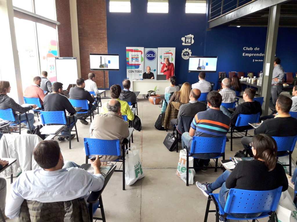AreaEmprender's tweet photo. #Ahora Raúl Taricco presentando su proyecto de recuperación de aceites minerales en la segunda jornada de la Diplomatura en Producción más Limpia con @SeguroEdgardo #santafe #sustentable #Emprender #JuntosPodemos https://t.co/0nVJxMt107