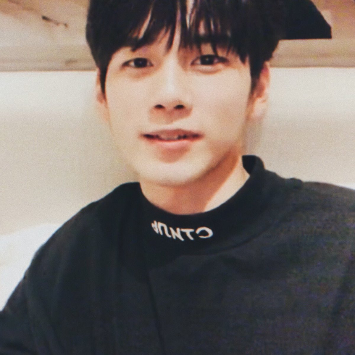 ongshot's tweet photo. Go Go vlive 🙌🏻

https://t.co/lEtrYEYcIS https://t.co/R2YAKDQb6S