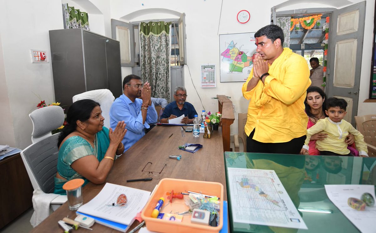 naralokesh's tweet photo. మంగళగిరి నియోజకవర్గ తెలుగుదేశం పార్టీ అభ్యర్థిగా నా నామినేషన్ దాఖలు చేశాను. ఈ కార్యక్రమానికి వేలాదిగా తరలివచ్చి తమ మద్దతు తెలియచేసిన కార్యకర్తలకు, అభిమానులకు నా హృదయపూర్వక కృతజ్ఞతలు. 

#LokeshForMangalagiri
#MeeBhavishyattuNaaBaadhyata
#VoteForCycle https://t.co/KHnrvoxy27