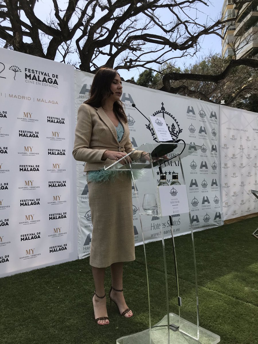 Lorena Codes y Juan Antonio Vigar, director del Festival, dan la bienvenida a los Premios <a href="/maribelyebenes/">Maribel Yébenes</a> Mejor Look Festival 2019, recordando la vinculación histórica entre el cine y la belleza #22FestivalMálaga
