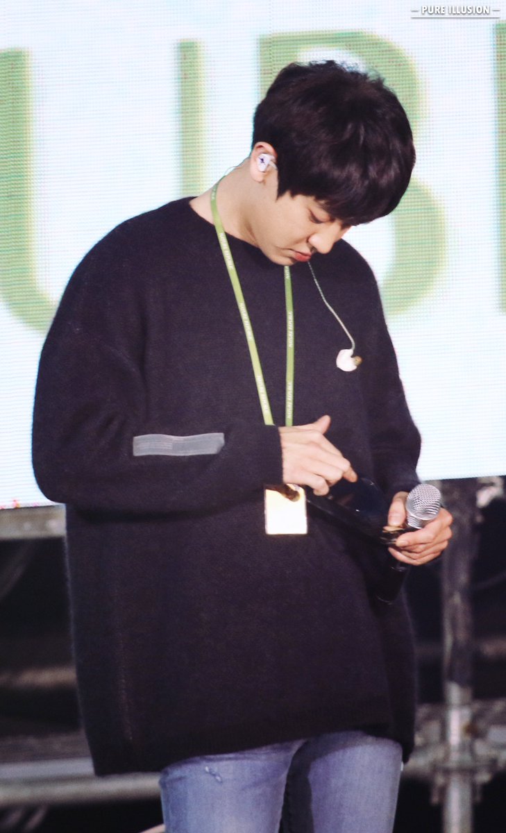 pureillusion61's tweet photo. 190316 Green Nature EXO Fan Festival
이게뭐예요???!!🧐🧐
#찬열 #CHANYEOL #EXO 
@weareoneEXO https://t.co/LUTV7PgCjo