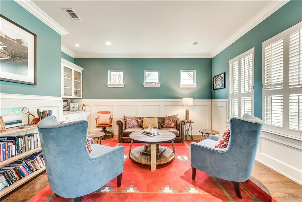 intownsteve's tweet photo. #JustListed | Fully furnished and just listed to lease and located close to great shopping and dining at Knox-Henderson! For more information... InTownSteve@gmail.com 
5226 Vickery Blvd., Dallas, TX 75206 
3 BD, 2.5 BA, 3,258 Sq. Ft. | Offered from $5,750/mo. https://t.co/Jjlw5MAefg