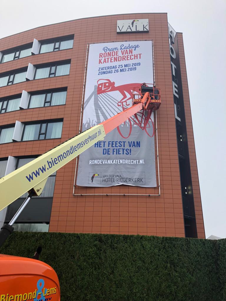 Speciaal voor start seizoen <a href="/PelotonK/">Peloton Katendrecht</a> (Peloton Katendrecht dus, de vrienden- en businessclub van de Ronde) wordt <a href="/vandervalkhotel/">Van der Valk Hotels</a> Ridderkerk aangekleed! Morgen 23 maart is 't zover, kijk ook naar RTV <a href="/RijnmondSport/">Rijnmond Sport</a> want de 78-jarige (!) Jan Janssen rijdt ook mee! #feestvandefiets