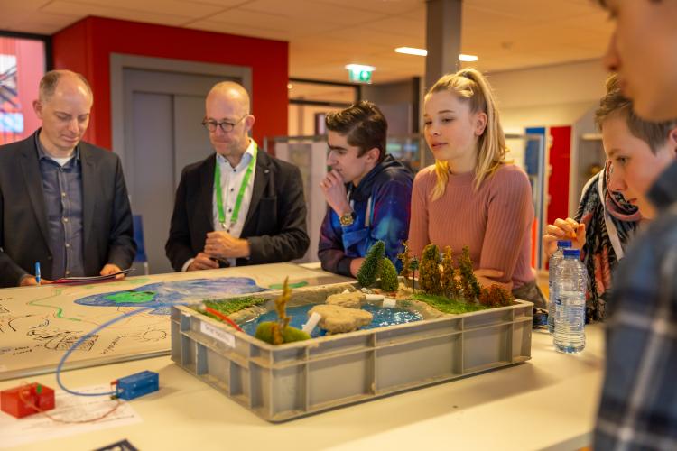 haarlemmermeer's tweet photo. Tijdens de #Makathon hebben 50 leerlingen, coaches uit het bedrijfsleven, de gemeente #Haarlemmermeer en het hoogheemraadschap Rijnland (@HHRijnland) samengewerkt. Het doel? Slimme en duurzame oplossingen bedenken voor @PARK21_. Dit plan heeft gewonnen: https://t.co/LzhUXzCXSk https://t.co/cBubKeNIhH