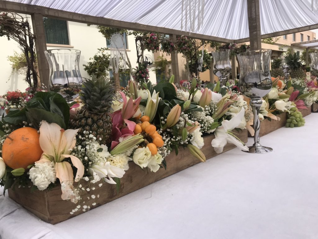 vikrant3232's tweet photo. Customised using heaps of colorful #Indianflowers like gerbera, roses, this frame like piece soared the charm. #showmakersindia #weddingsbyvikrant #teamvikrant #wedmegood #weddingplanner #weddingaffair #weddingtrends #weddingsutra https://t.co/coGpU2MHVm https://t.co/nNNLGVbmVi