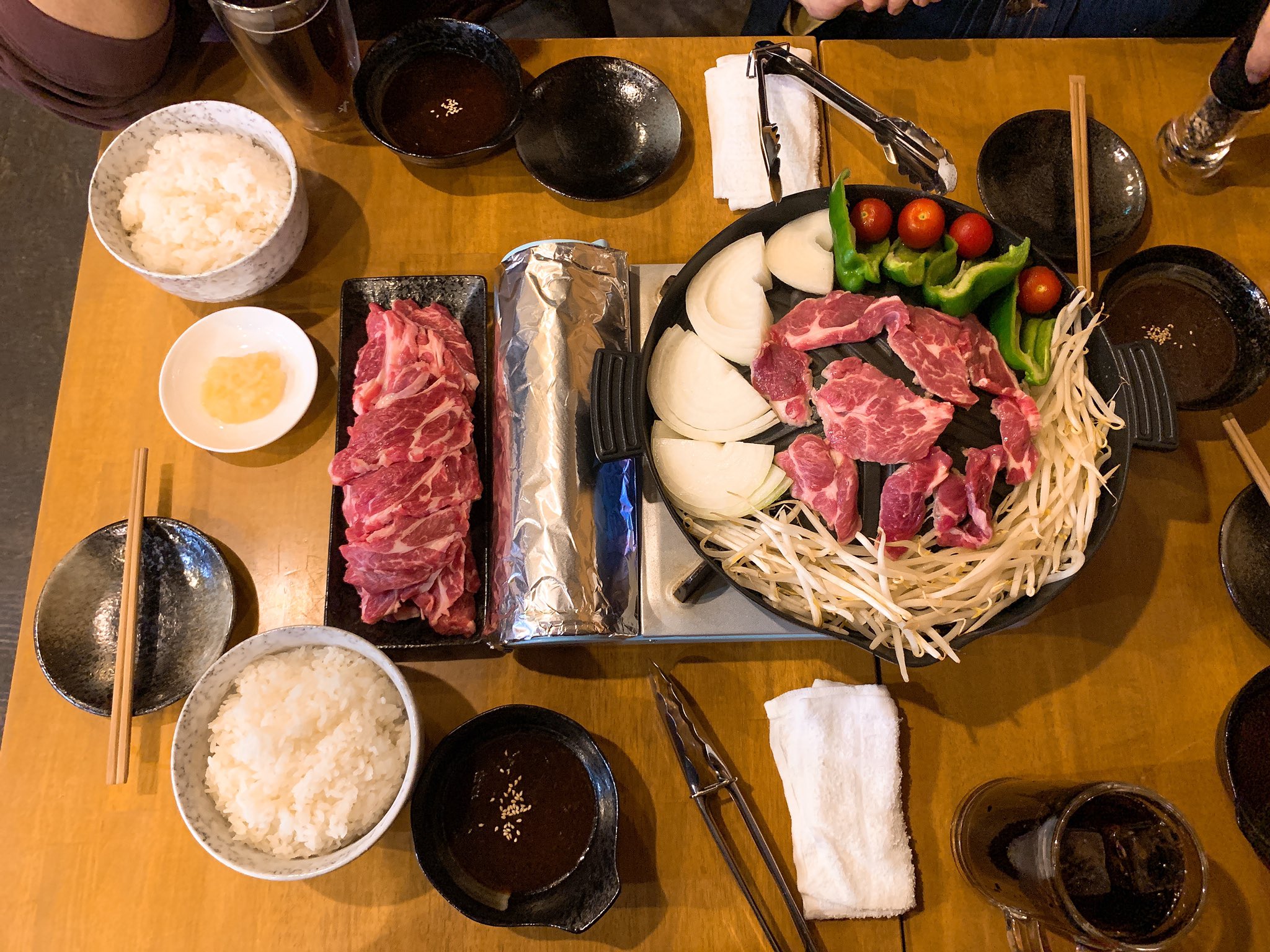 れっつん いきなり俺のジンギスカン いきなりセット 上ロース ライス 大 夜カフェの後は近くのこのお店で久々ジンギスカン 生ラム肉と特製の熟成ダレが旨旨ー 楽しい会話しながら美味いジンギスカン食べて最高ー ご馳走様でした れっつん いきなり俺のジンギスカン いきなりセット 上ロース ライス 大 夜カフェの後は近くのこのお店で久々ジンギスカン 生ラム肉と特製の熟成ダレが旨旨ー 楽しい会話しながら美味いジンギスカン食べて最高ー ご馳走様でした