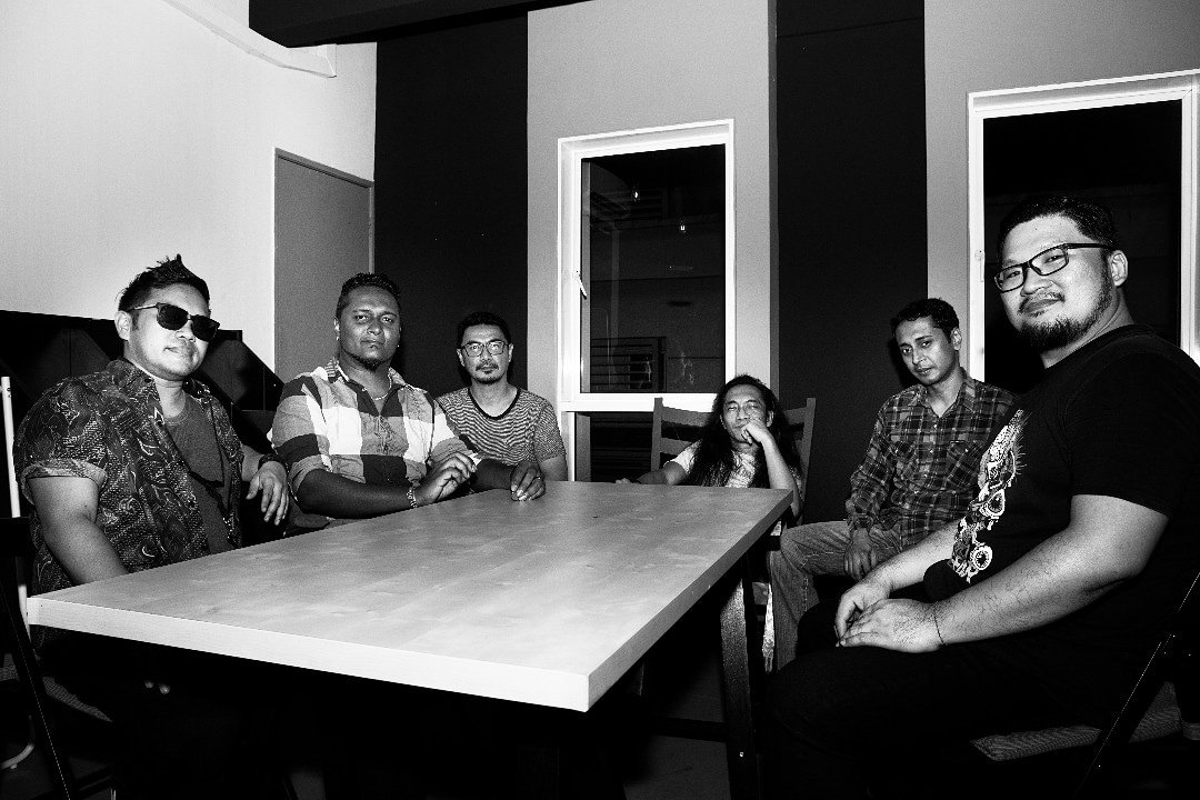 azmyl's tweet image. Suasana tenang &amp;amp; chillax di mesyuarat tergempar #AYOP membincangkan isu kekurangan bakat mendaftar untuk slot2 #openmic diacara kami pada Sabtu 23 Mac @merdekarya. Daftarlah sekarang di merdekarya.com! @thedailyseni @junklistMY @twt_gig @twt_muzik #azmylyunorandorkespadu