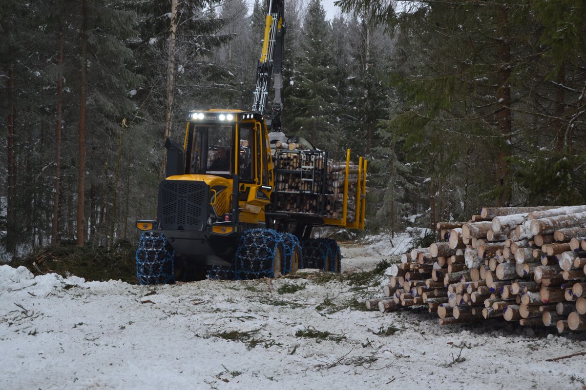 ecologforestry's tweet photo. Delivery of Eco Log 574E to Johansen skogsdrift AS
The forwarder has a fully hydraulic load space.
The driver on the left is Ole Kristian and to the right is the innland machine's new mechanic Fredrik. #kubikhunters #EcoLog #Forwarder #Skotare #Skogsmaskin #Forestrymachine https://t.co/iMltRZ56bH
