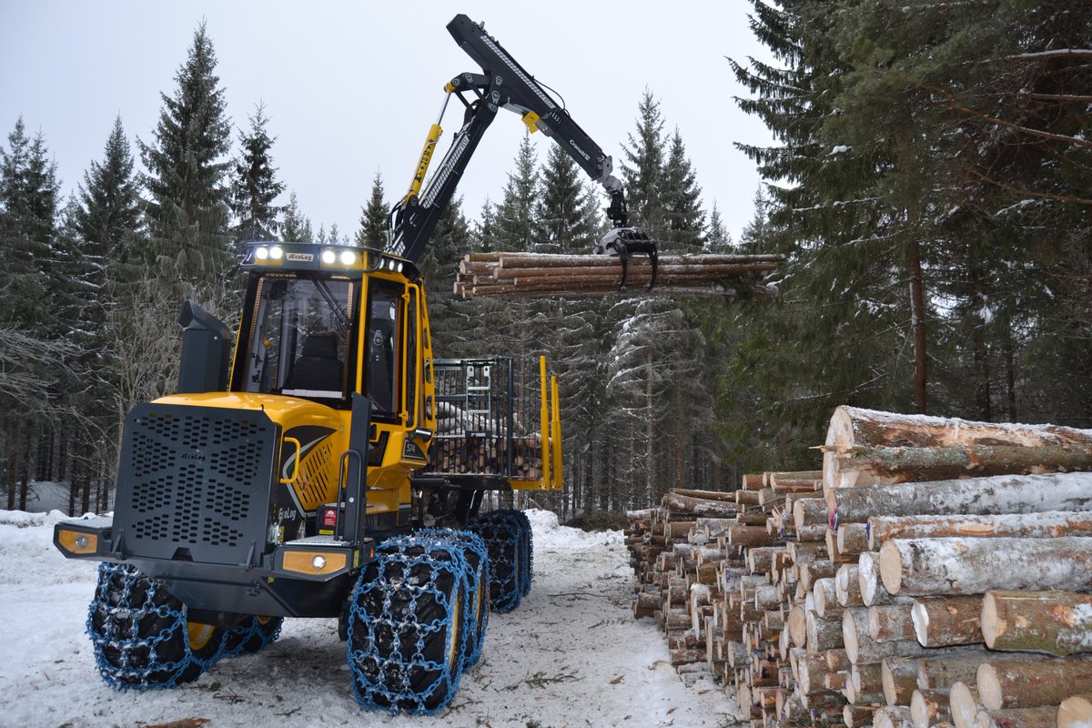 ecologforestry's tweet photo. Delivery of Eco Log 574E to Johansen skogsdrift AS
The forwarder has a fully hydraulic load space.
The driver on the left is Ole Kristian and to the right is the innland machine's new mechanic Fredrik. #kubikhunters #EcoLog #Forwarder #Skotare #Skogsmaskin #Forestrymachine https://t.co/iMltRZ56bH