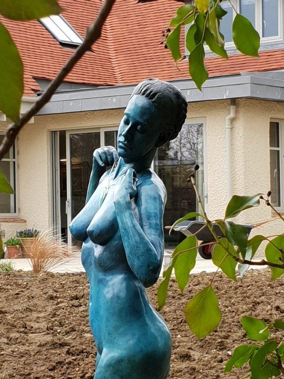 TalosArtFoundry's tweet photo. 'Woman with Necklace' by artist Andrew Freidin. Recently finished and installed by the Talos team. What a lovely setting for her final resting place! #bronzesculpture https://t.co/1uED52q8gK
