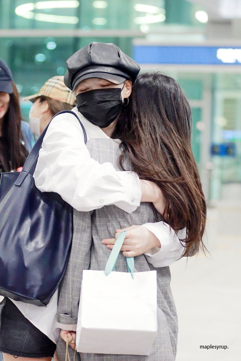 maplesyrup0221's tweet photo. 180321 인천공항 🌱🐰
벌써 1년이라니... 
#웬디 #아이린 #레드벨벳 #RedVelvet https://t.co/AQ1MtChNPg