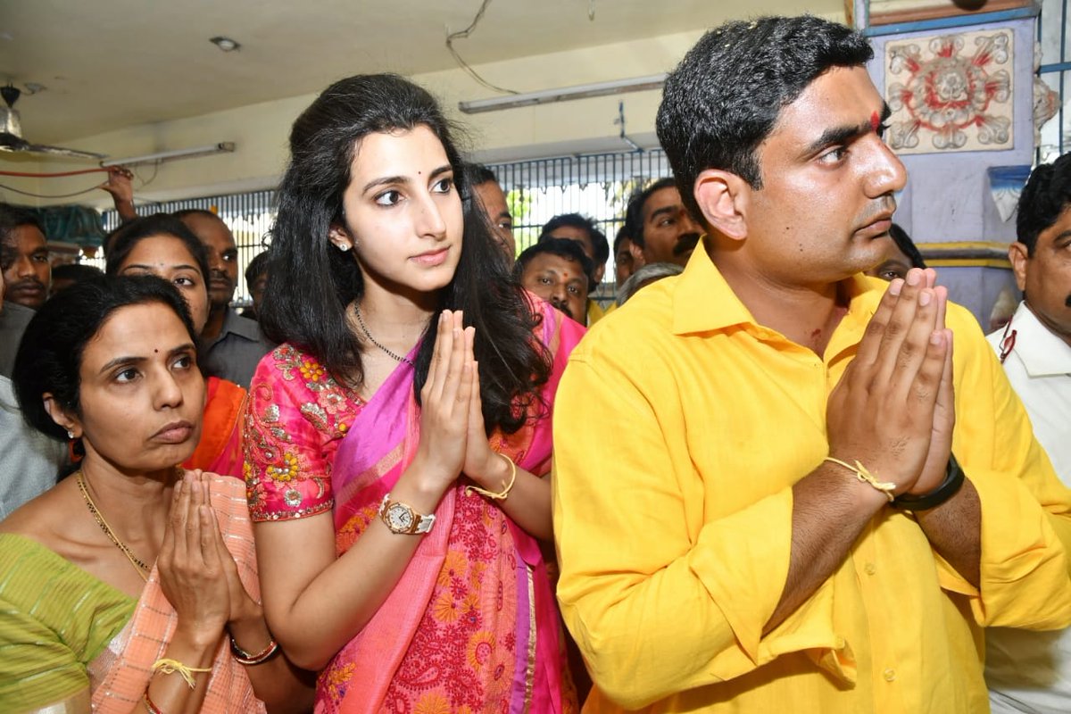 naralokesh's tweet image. ఈ రోజు నామినేషన్ వేసిన సందర్భంగా మంగళగిరి శ్రీ లక్ష్మీనరసింహ స్వామి ఆలయాన్ని కుటుంబ సభ్యులతో  కలిసి సందర్శించాను. వేదపండితులు ప్రత్యేక పూజలు నిర్వహించి తీర్థ ప్రసాదాలు అందచేశారు. స్వామివారి దివ్యాశీస్సులు, నియోజకవర్గ ప్రజల మద్దతుతో ఎన్నికల బరిలో దిగుతున్నాను
#LokeshForMangalagiri