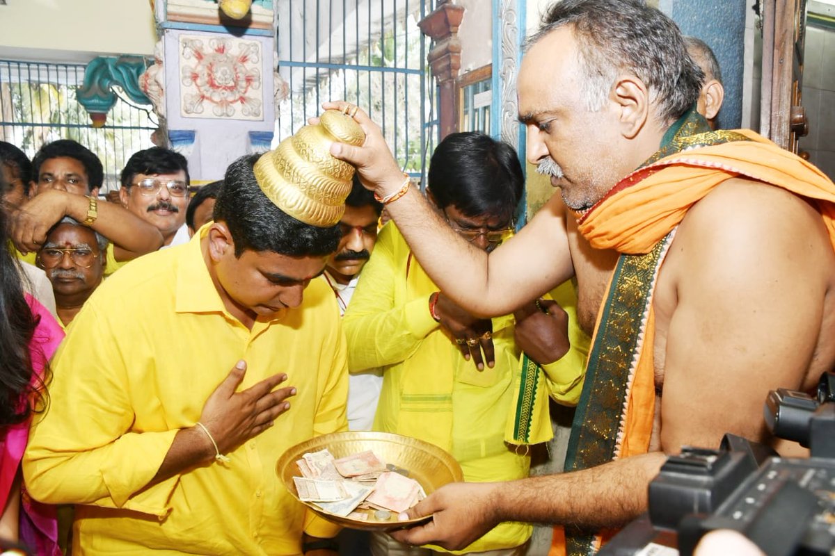 naralokesh's tweet image. ఈ రోజు నామినేషన్ వేసిన సందర్భంగా మంగళగిరి శ్రీ లక్ష్మీనరసింహ స్వామి ఆలయాన్ని కుటుంబ సభ్యులతో  కలిసి సందర్శించాను. వేదపండితులు ప్రత్యేక పూజలు నిర్వహించి తీర్థ ప్రసాదాలు అందచేశారు. స్వామివారి దివ్యాశీస్సులు, నియోజకవర్గ ప్రజల మద్దతుతో ఎన్నికల బరిలో దిగుతున్నాను
#LokeshForMangalagiri