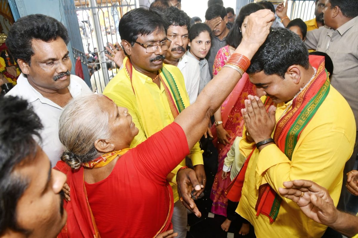 naralokesh's tweet image. ఈ రోజు నామినేషన్ వేసిన సందర్భంగా మంగళగిరి శ్రీ లక్ష్మీనరసింహ స్వామి ఆలయాన్ని కుటుంబ సభ్యులతో  కలిసి సందర్శించాను. వేదపండితులు ప్రత్యేక పూజలు నిర్వహించి తీర్థ ప్రసాదాలు అందచేశారు. స్వామివారి దివ్యాశీస్సులు, నియోజకవర్గ ప్రజల మద్దతుతో ఎన్నికల బరిలో దిగుతున్నాను
#LokeshForMangalagiri